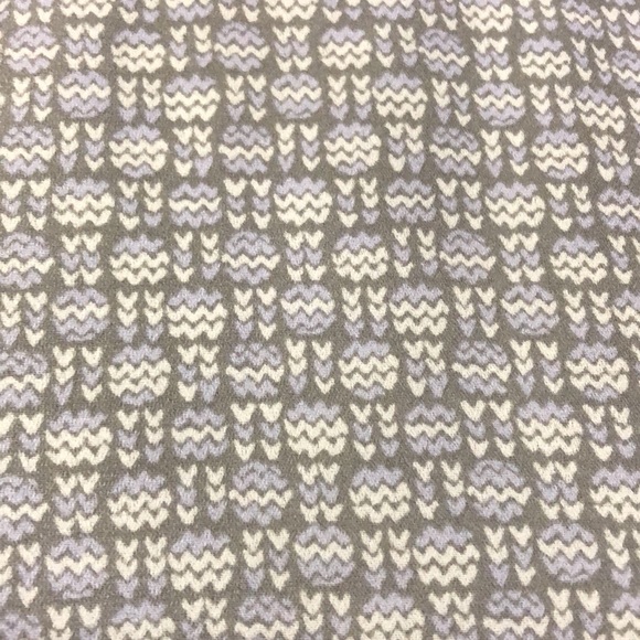 Sleeveless tunic with white and lavender pattern on gray background - Picture 2 of 9
